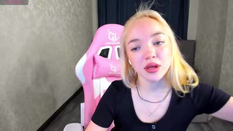 Snapshot of christy_little chatting on February 10, 1:24 am hristy3 online show from February 10, 1:24 am