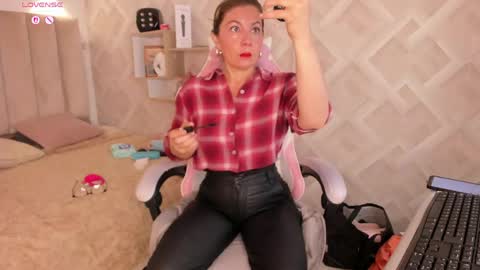 clhoe_johnson_ online show from May 6, 12:55 pm