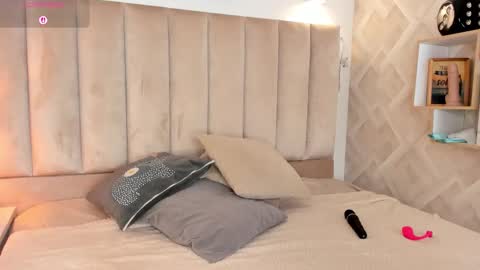 clhoe_johnson_ online show from October 21, 1:27 pm