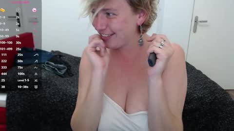 Syl  online show from October 8, 2:23 pm