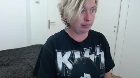 Syl  online show from October 12, 5:26 pm