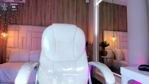 C L O E  online show from November 21, 5:27 am