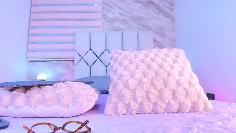 colett online show from December 15, 11:50 am