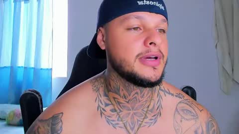 colin_fox1 online show from April 13, 5:17 pm