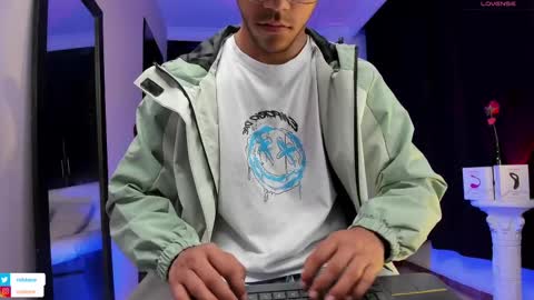 Snapshot of colstorw_ chatting on September 24, 10:33 am colstorw_ online show from September 24, 10:33 am