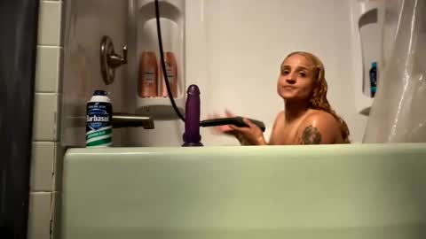 Snapshot of cookiebrookie6998 chatting on October 19, 11:53 pm MommyB69 online show from October 19, 11:53 pm