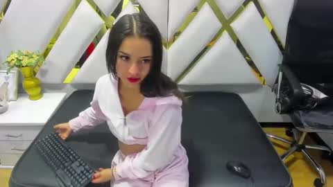 Snapshot of cooperemma_ chatting on December 19, 2:56 am CooperEmma online show from December 19, 2:56 am
