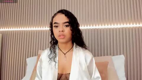 coralineross_ online show from March 1, 11:17 am