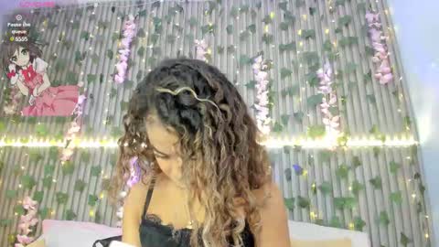 coralineross_ online show from November 5, 11:01 am