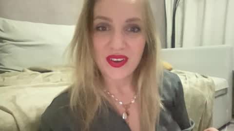 cosmo_blondiee online show from October 1, 5:01 pm