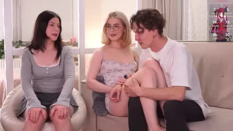 Alex and Mia online show from October 5, 5:42 pm