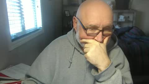 Creamormilk online show from December 5, 1:31 pm