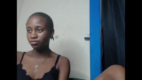 Snapshot of creamyxmuffin chatting on March 1, 9:59 pm creamyxmuffin online show from March 1, 9:59 pm
