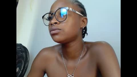 Snapshot of creamyxmuffin chatting on October 15, 10:05 am creamyxmuffin online show from October 15, 10:05 am