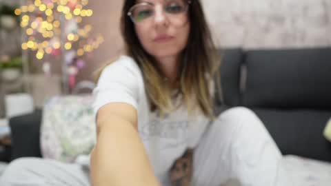 Snapshot of crissy_love chatting on January 21, 7:28 pm crissy_love online show from January 21, 7:28 pm