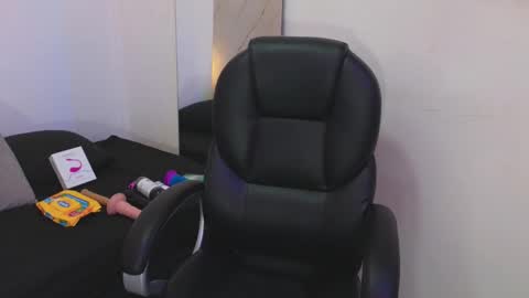 Snapshot of cry_baby800 chatting on October 15, 1:09 am Cry online show from October 15, 1:09 am