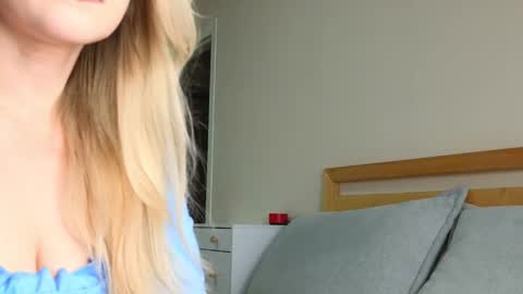 Snapshot of crystal_angells chatting on September 29, 6:34 am Cassie control domi and lush in private for free online show from September 29, 6:34 am