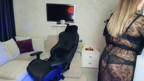 Snapshot of crystalemily chatting on October 17, 7:18 pm crystalemily online show from October 17, 7:18 pm