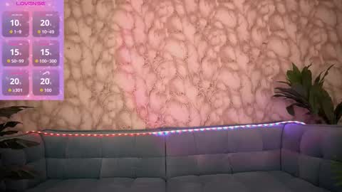 crystallpaws_ online show from October 14, 7:50 pm