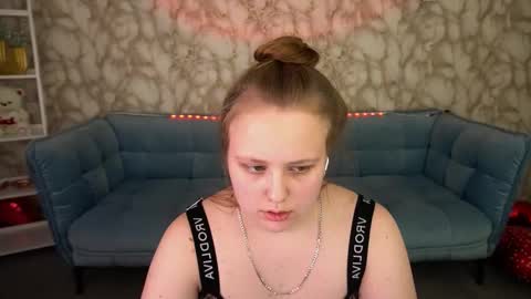 crystallpaws_ online show from March 22, 8:29 am