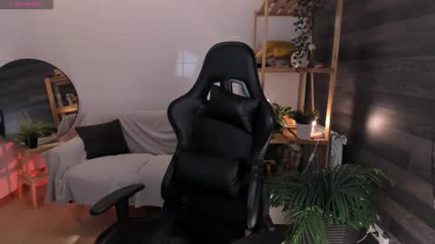 Mia online show from October 2, 2:05 pm