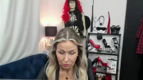 Snapshot of crystalxohotty chatting on October 2, 6:34 am CrystalHotty online show from October 2, 6:34 am