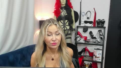 Snapshot of crystalxohotty chatting on October 14, 5:10 am CrystalHotty online show from October 14, 5:10 am