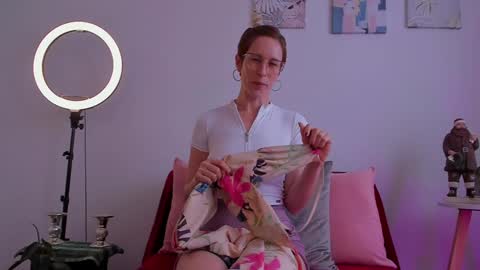 Snapshot of cuddlingbunnny chatting on December 7, 9:17 pm Leonela online show from December 7, 9:17 pm