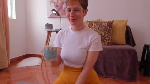 Snapshot of cuddlingbunnny chatting on February 18, 6:15 pm Leonela online show from February 18, 6:15 pm