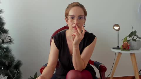 Snapshot of cuddlingbunnny chatting on December 10, 9:11 pm Leonela online show from December 10, 9:11 pm