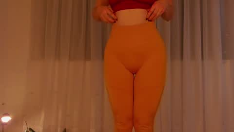 Snapshot of cuddlingbunnny chatting on December 9, 11:45 pm Leonela online show from December 9, 11:45 pm