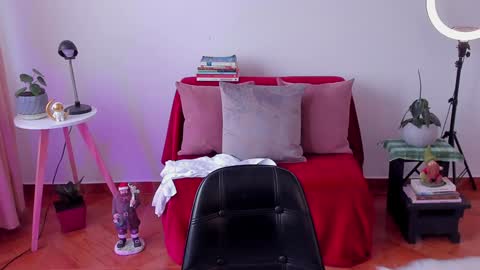 Snapshot of cuddlingbunnny chatting on December 23, 8:36 pm Leonela online show from December 23, 8:36 pm