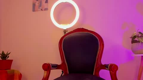 Snapshot of cuddlingbunnny chatting on December 1, 10:45 pm Leonela online show from December 1, 10:45 pm