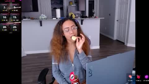 Nia Reese online show from July 1, 8:06 pm