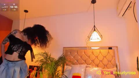Snapshot of curlyrose_ chatting on October 18, 9:52 pm Rose online show from October 18, 9:52 pm