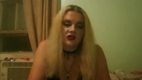 Snapshot of curvymom2025 chatting on October 8, 1:02 am curvymom2025 online show from October 8, 1:02 am
