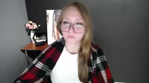 Snapshot of cute_minx chatting on October 2, 9:30 am Veronica online show from October 2, 9:30 am