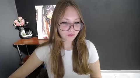 Snapshot of cute_minx chatting on October 16, 7:52 am Veronica online show from October 16, 7:52 am