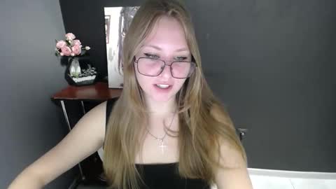 Snapshot of cute_minx chatting on October 17, 8:07 am Veronica online show from October 17, 8:07 am