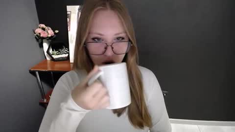 Snapshot of cute_minx chatting on October 6, 6:42 am Veronica online show from October 6, 6:42 am