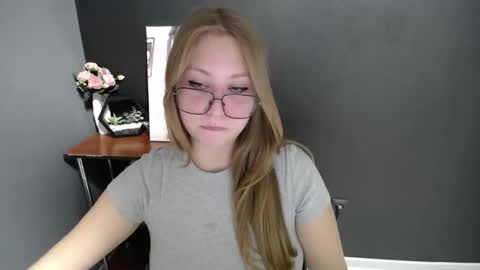 Snapshot of cute_minx chatting on October 8, 7:03 am Veronica online show from October 8, 7:03 am