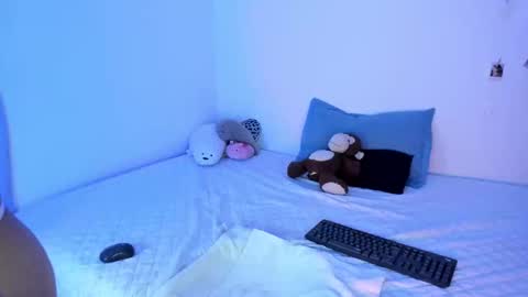 Annee  online show from December 13, 11:44 pm