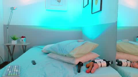 cutepetitee online show from October 16, 9:02 pm