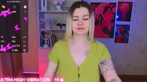 Snapshot of cutie_mili chatting on March 4, 4:49 am mili online show from March 4, 4:49 am