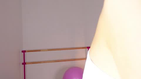 Snapshot of cutiewuwu chatting on October 11, 2:00 pm Vivienne online show from October 11, 2:00 pm