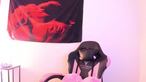 cel I am independent Help me reach 200 thumbs up uwu online show from November 28, 3:47 am