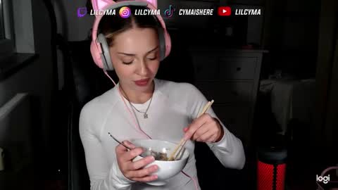 Snapshot of cymaishere chatting on October 6, 5:53 pm cymaishere online show from October 6, 5:53 pm