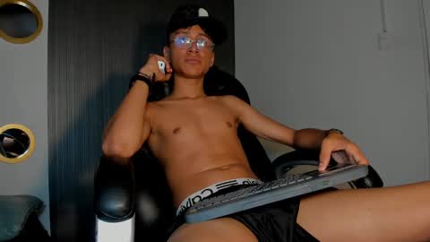 Snapshot of daddy_darcks chatting on October 7, 12:39 am daddy_darcks online show from October 7, 12:39 am