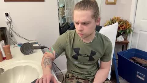 Snapshot of daddydaydrinkz chatting on February 15, 11:03 pm DaddydayDrinkz online show from February 15, 11:03 pm