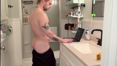 Snapshot of daddydaydrinkz chatting on February 2, 6:36 am DaddydayDrinkz online show from February 2, 6:36 am